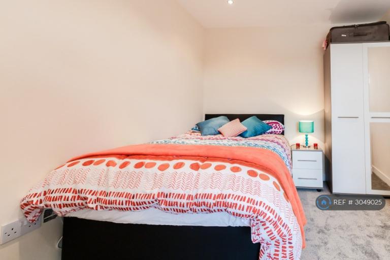 Room Henry Road in Slough