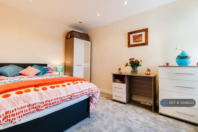 Room Henry Road in Slough