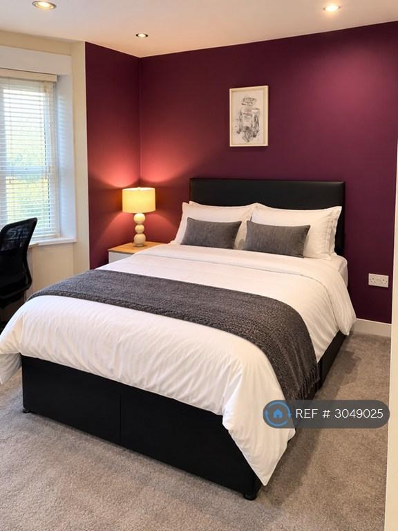 Room Henry Road in Slough