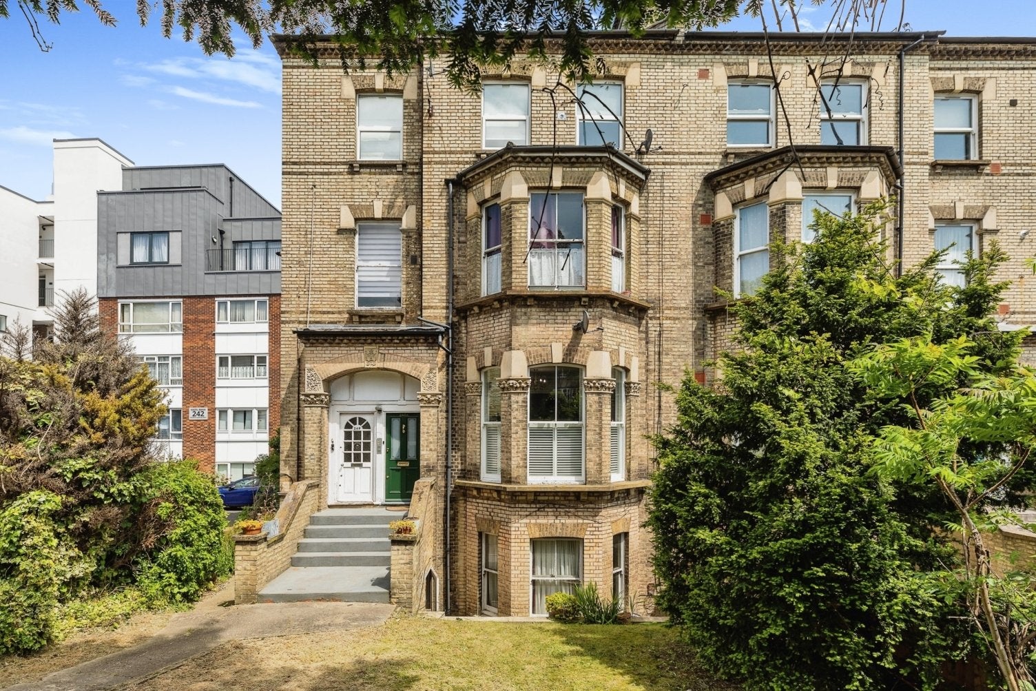 Flat Cypress Road in Greater London