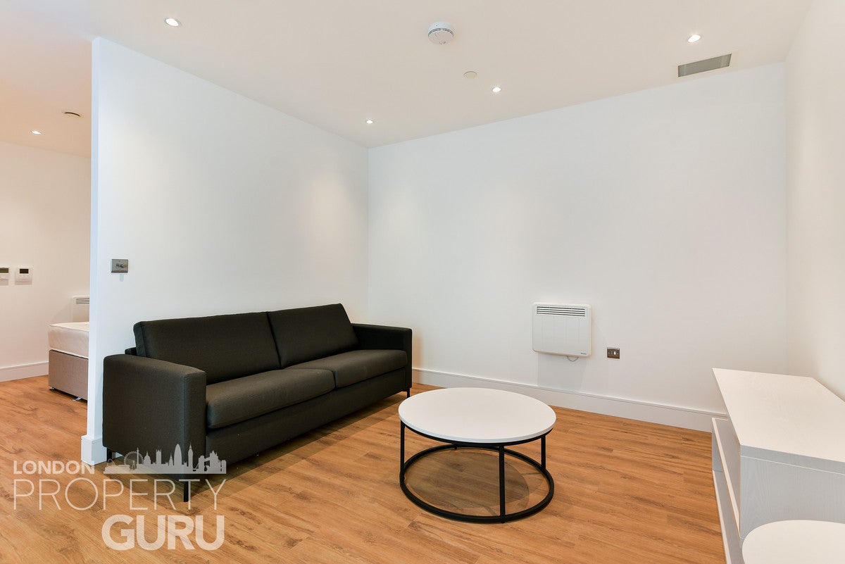 Flat Ealing Road in Greater London