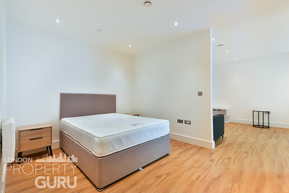 Flat Ealing Road in Greater London