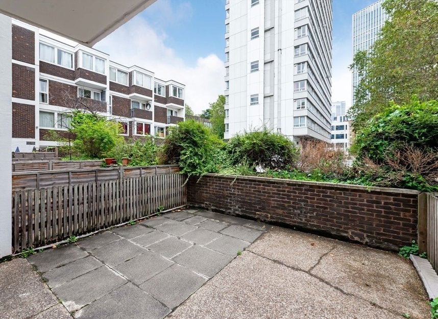 Flat Banner Street in Greater London