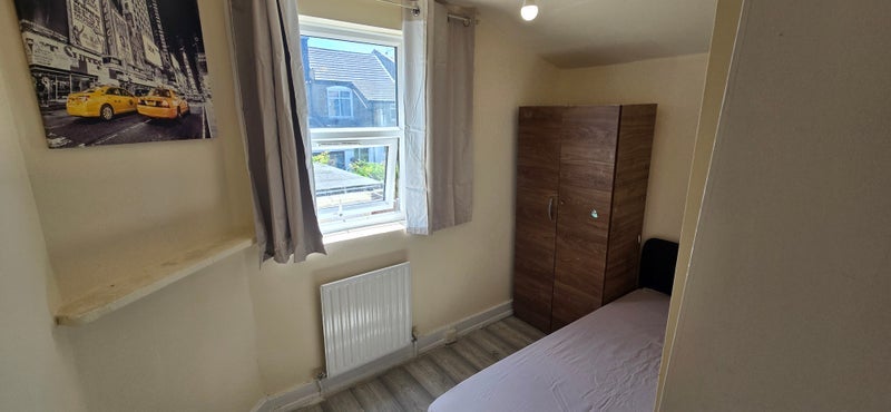 Room Studley Road in Greater London
