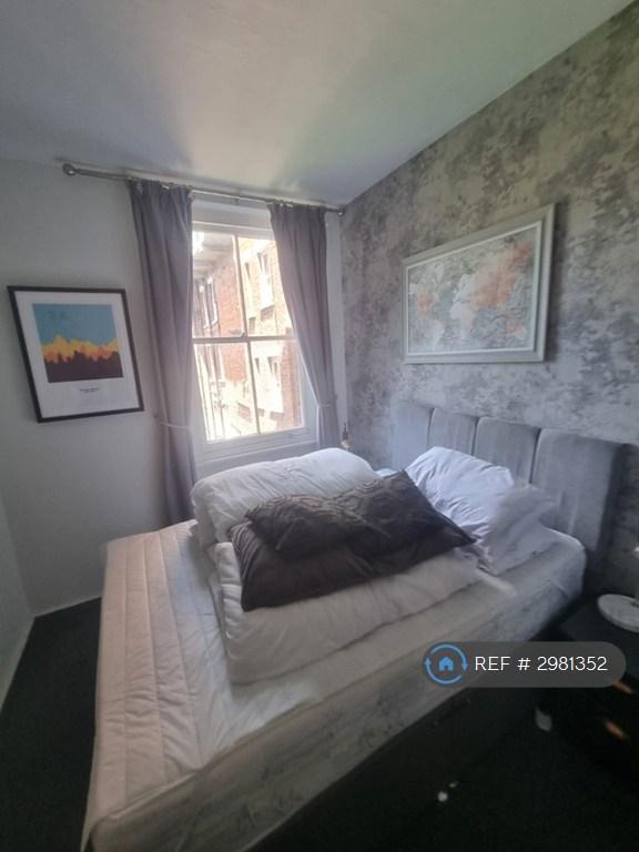 Flat Cleveland Street in Greater London