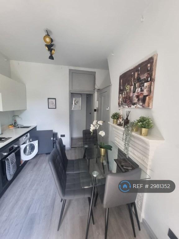 Flat Cleveland Street in Greater London