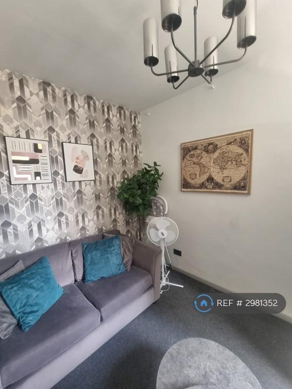 Flat Cleveland Street in Greater London