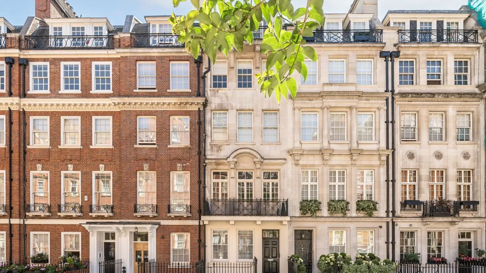 Flat Green Street in City of Westminster