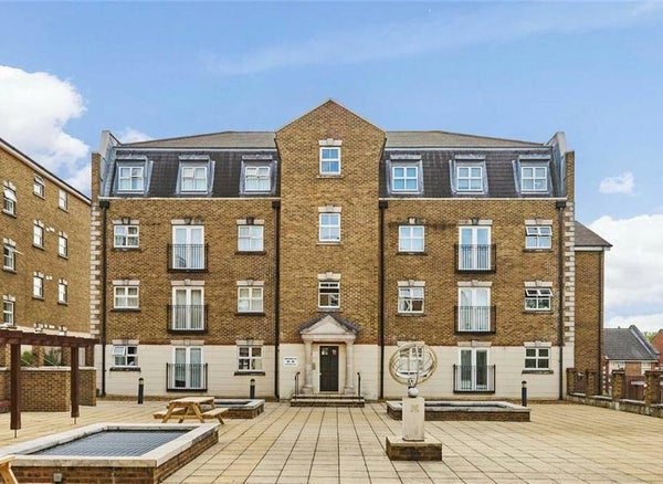 Flat Kendall Road in London