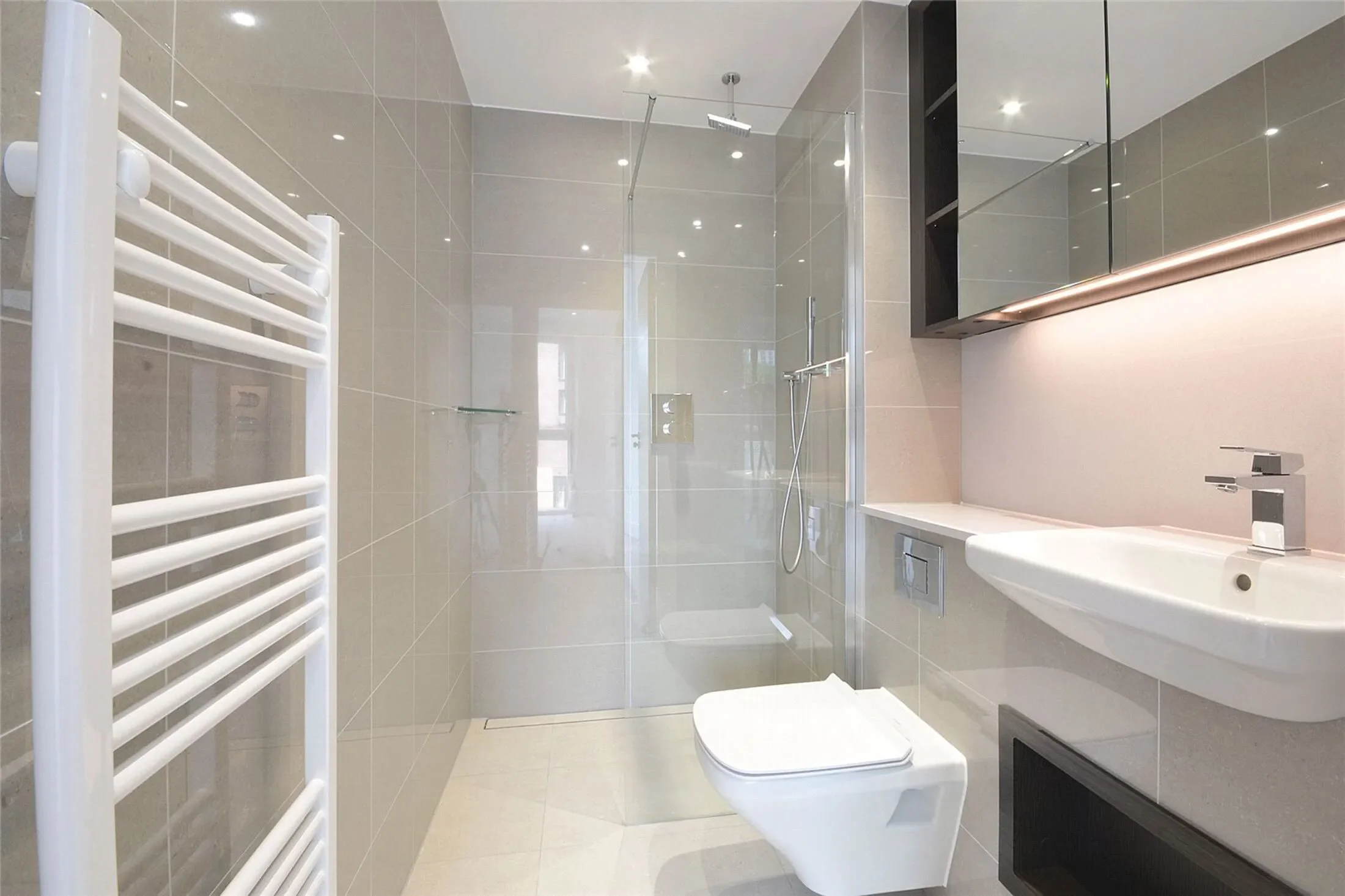 Flat Milcote Street in Greater London