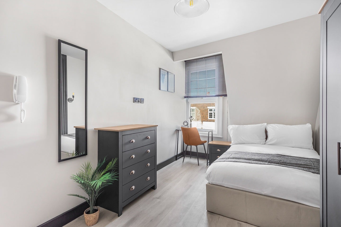 Room Richmond Road in Greater London