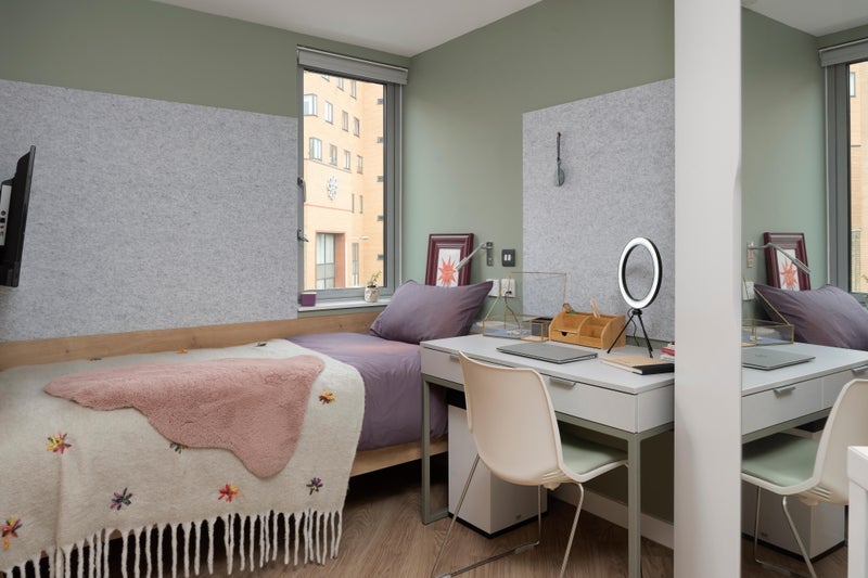 Room Settles Street in Greater London