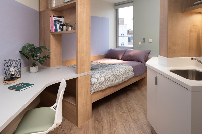 Room Settles Street in Greater London