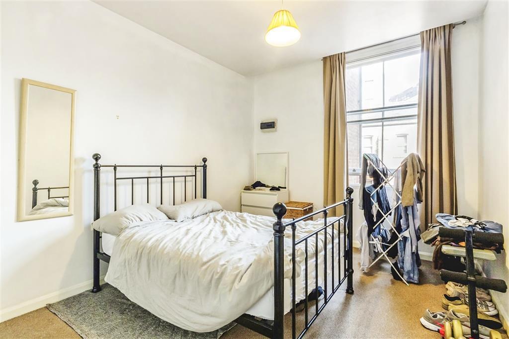 Flat Regent Court in Nottingham