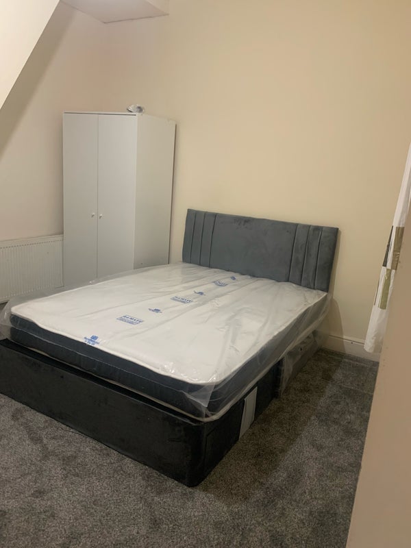 Room Hemmons Road in Manchester