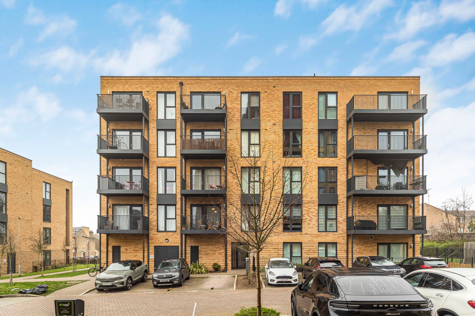 Flat Bowen Drive in Greater London