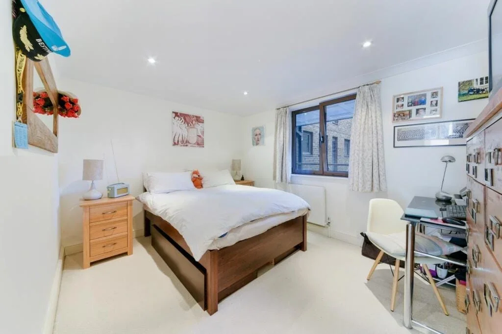 Flat Cumberland Mills Square in Greater London