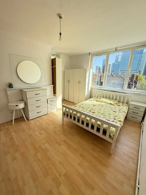 Room Poplar High Street in Greater London