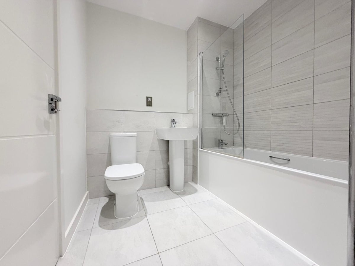 Flat Hampden Road in Greater London