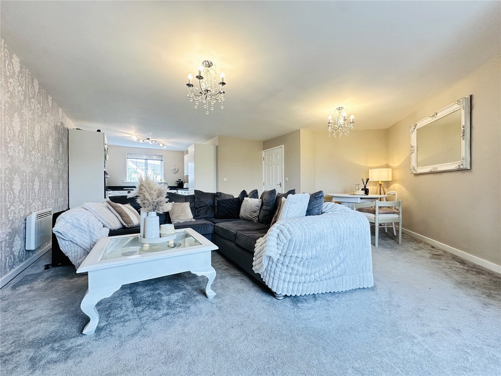 Flat Broadlands Views in Leeds