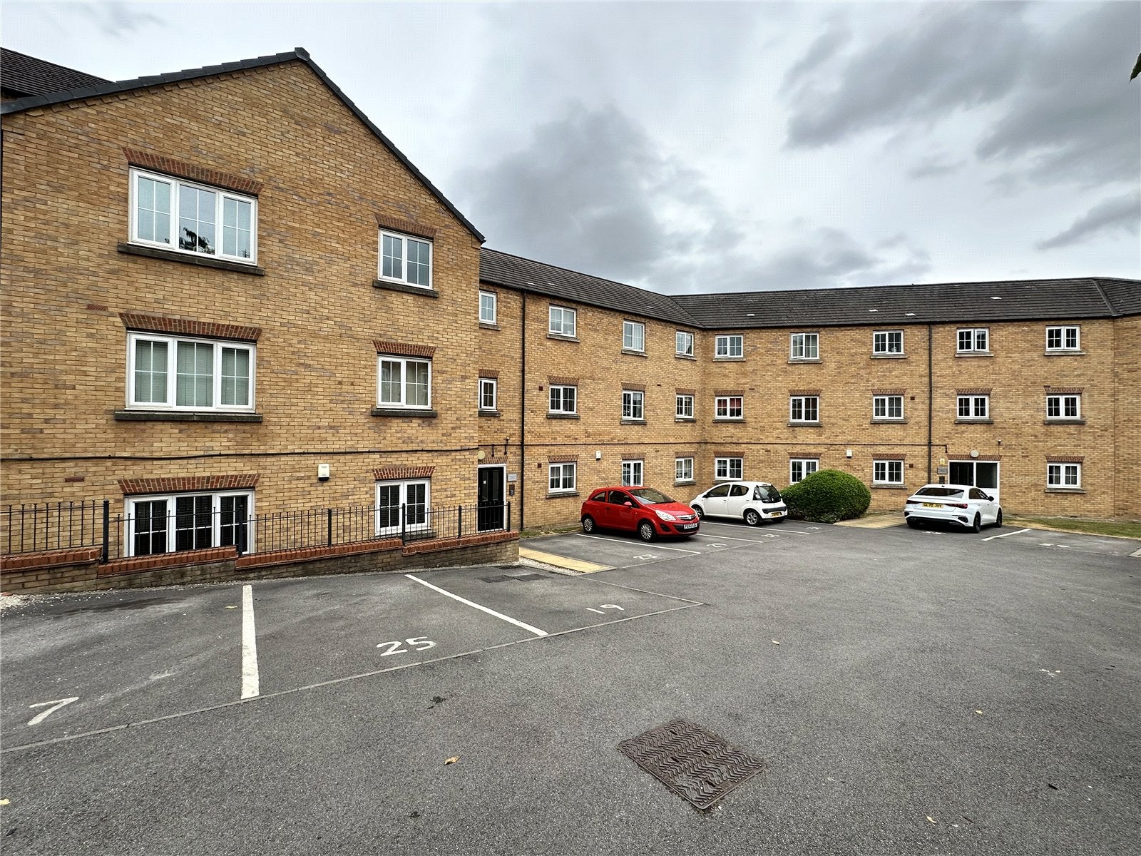 Flat Broadlands Views in Leeds