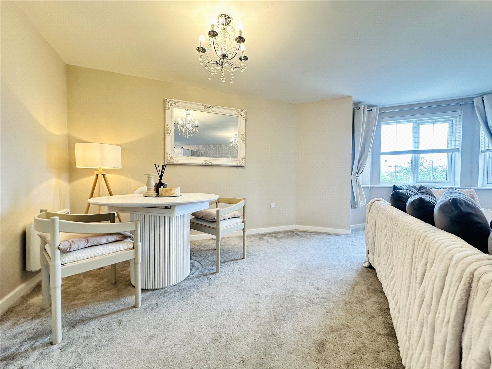 Flat Broadlands Views in Leeds