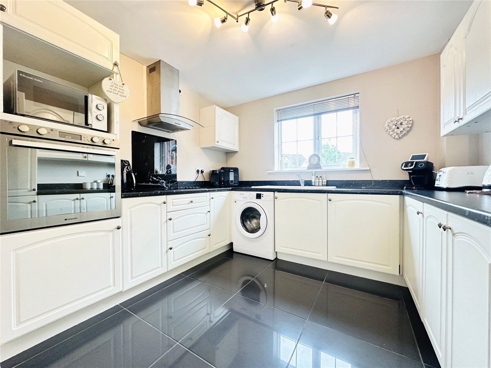 Flat Broadlands Views in Leeds