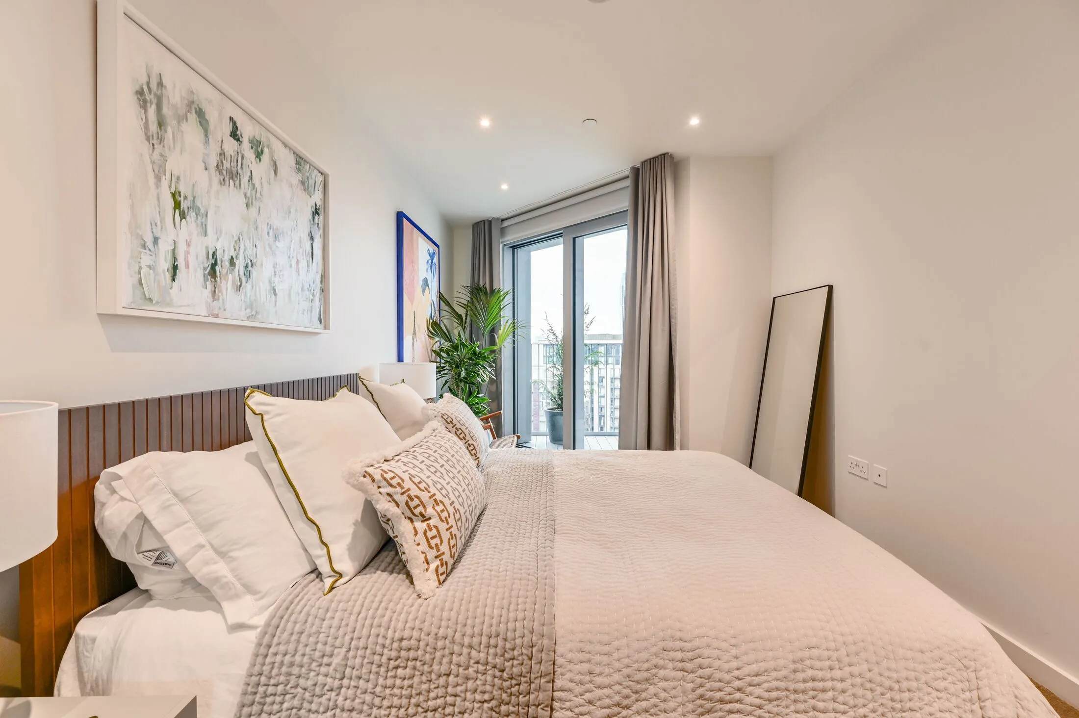 Flat Nine Elms Lane in Greater London
