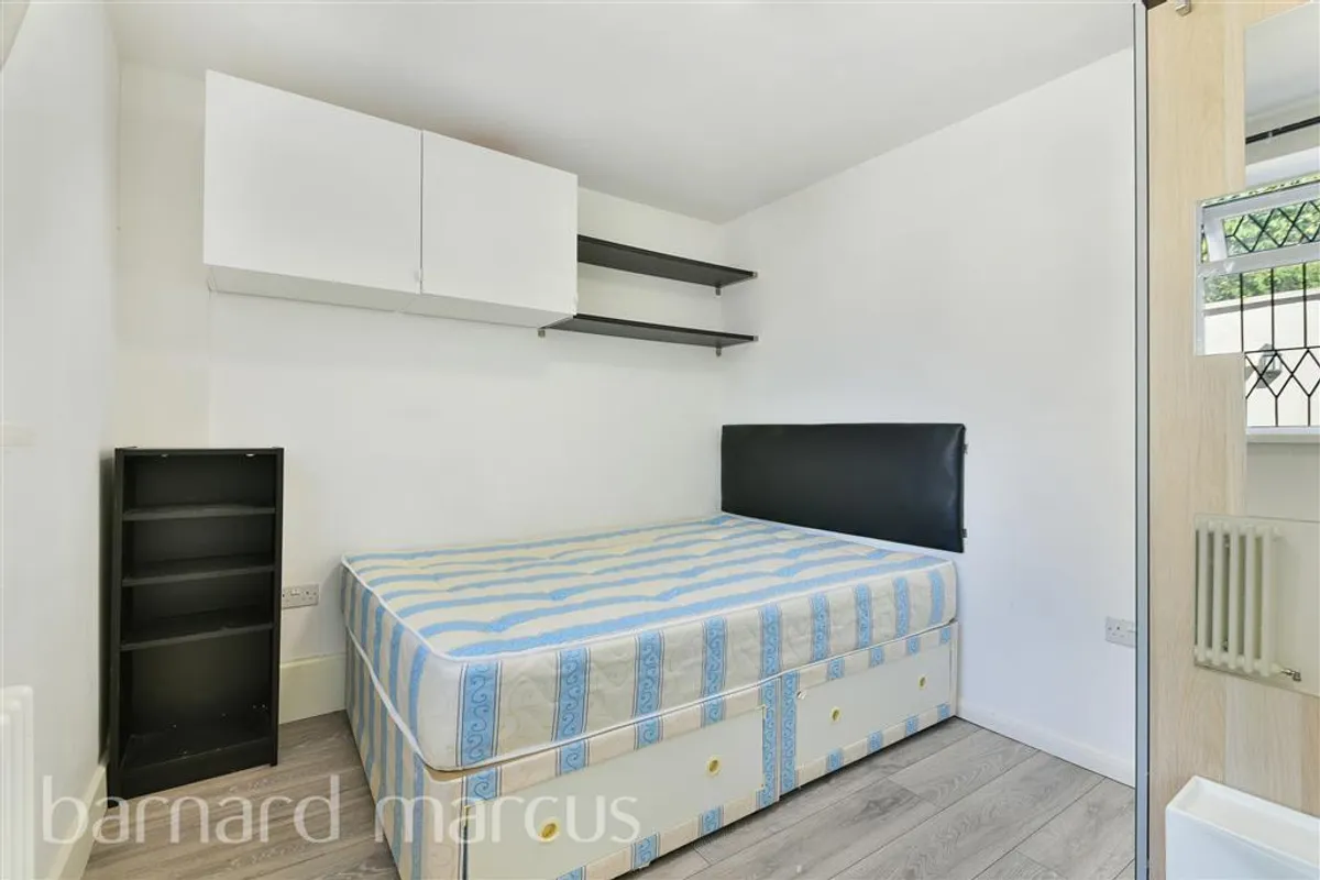 Flat Sunbury Way in Greater London