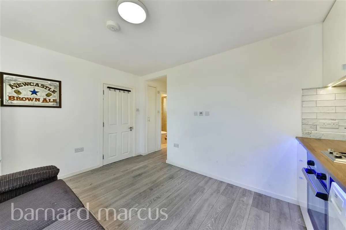 Flat Sunbury Way in Greater London