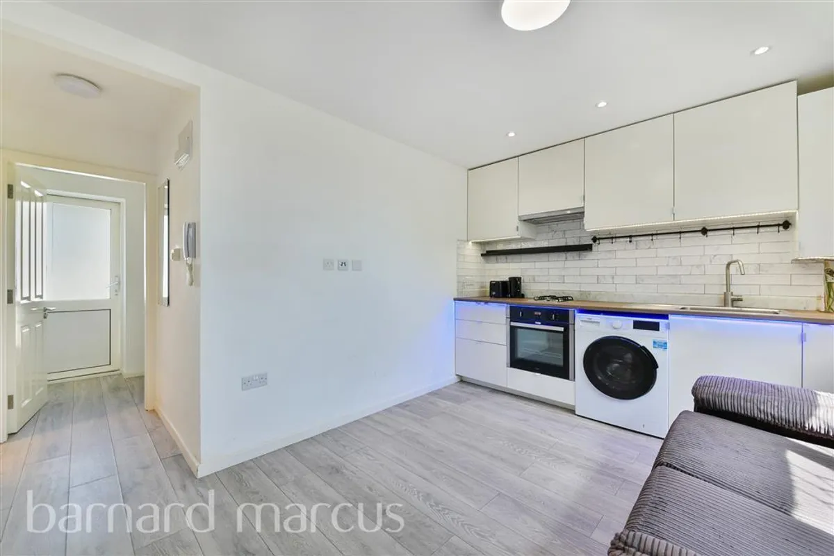 Flat Sunbury Way in Greater London