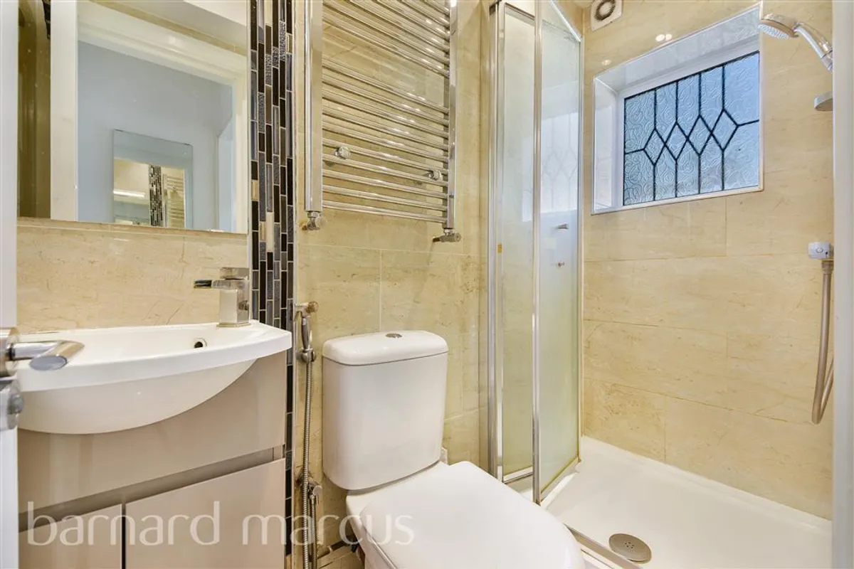 Flat Sunbury Way in Greater London