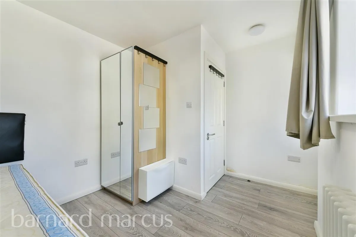 Flat Sunbury Way in Greater London