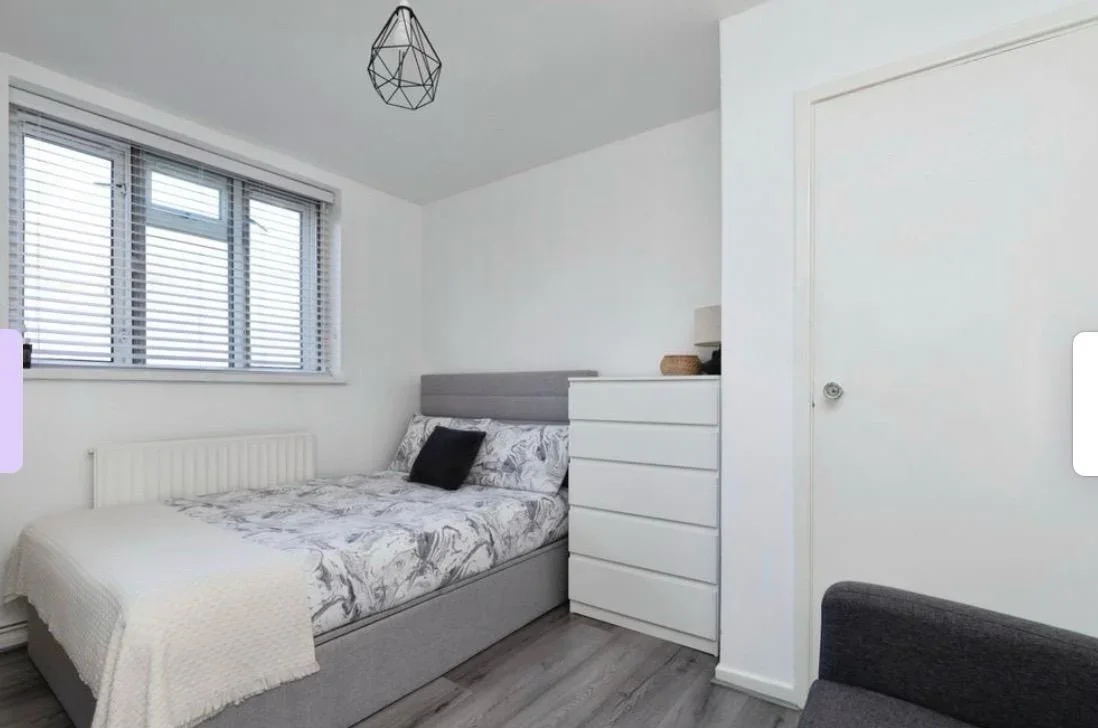 Flat Longbridge Road in Greater London