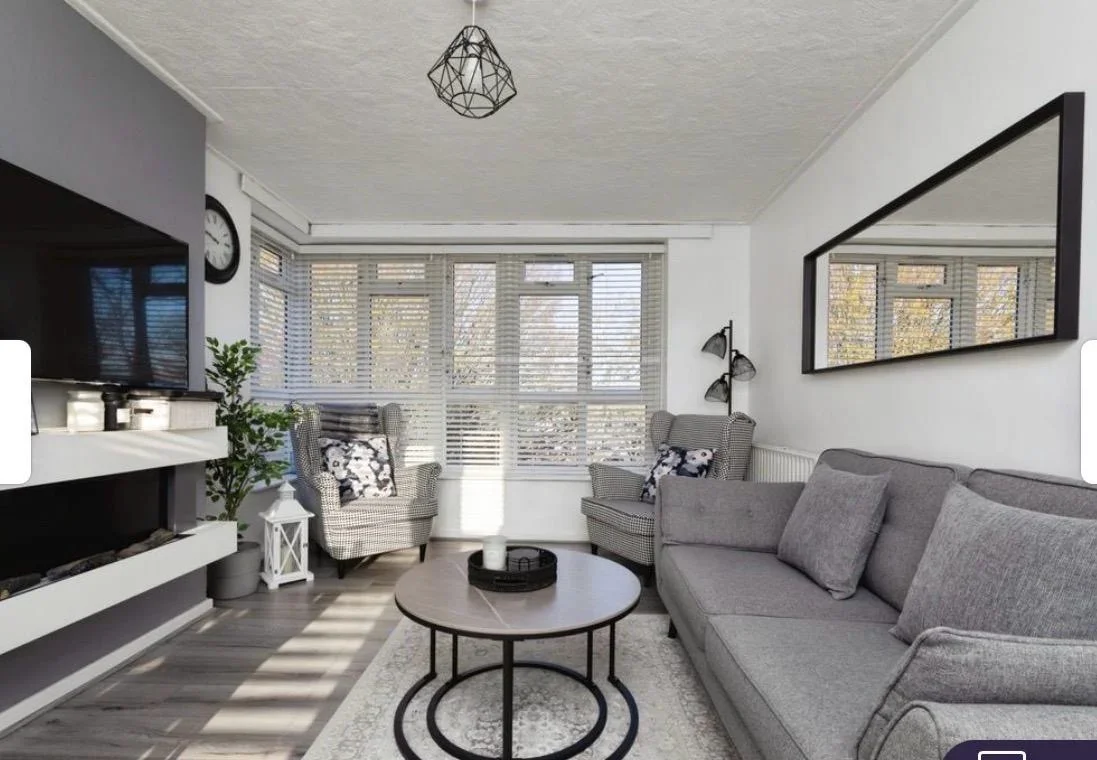 Flat Longbridge Road in Greater London