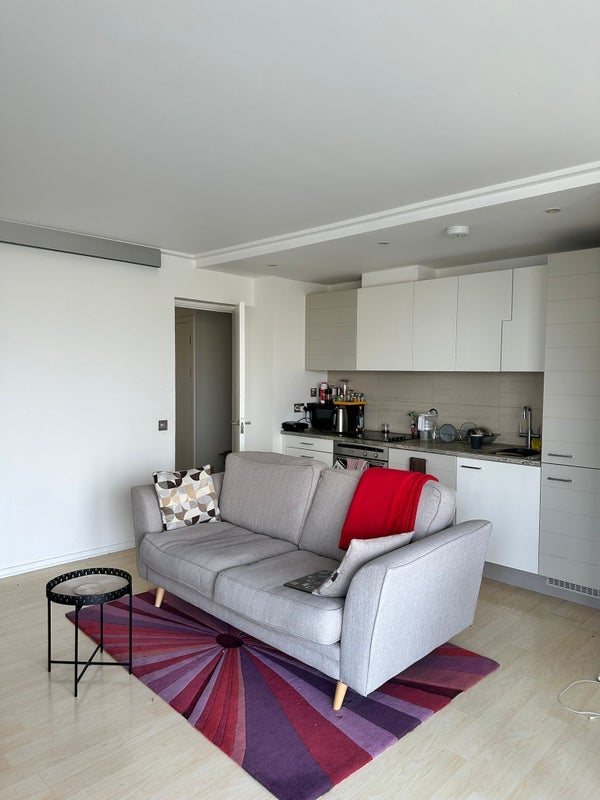 Flat Hutching's Street in Greater London