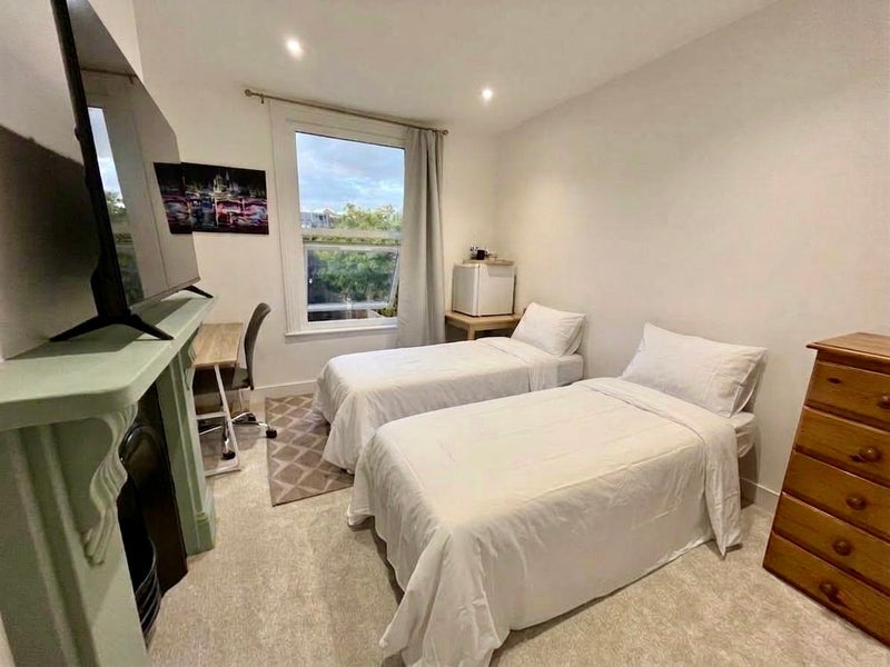 Room Longley Road in Greater London