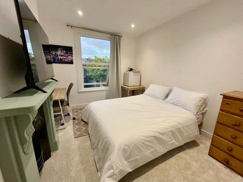 Room Longley Road in Greater London