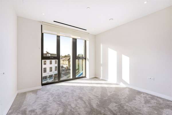 Flat Michael Road in Greater London