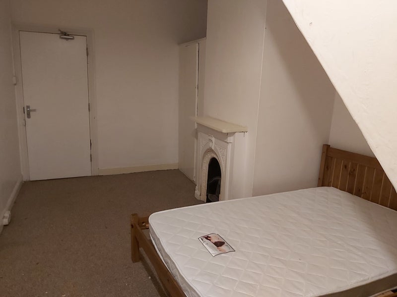 Room Grove Green Road in Greater London