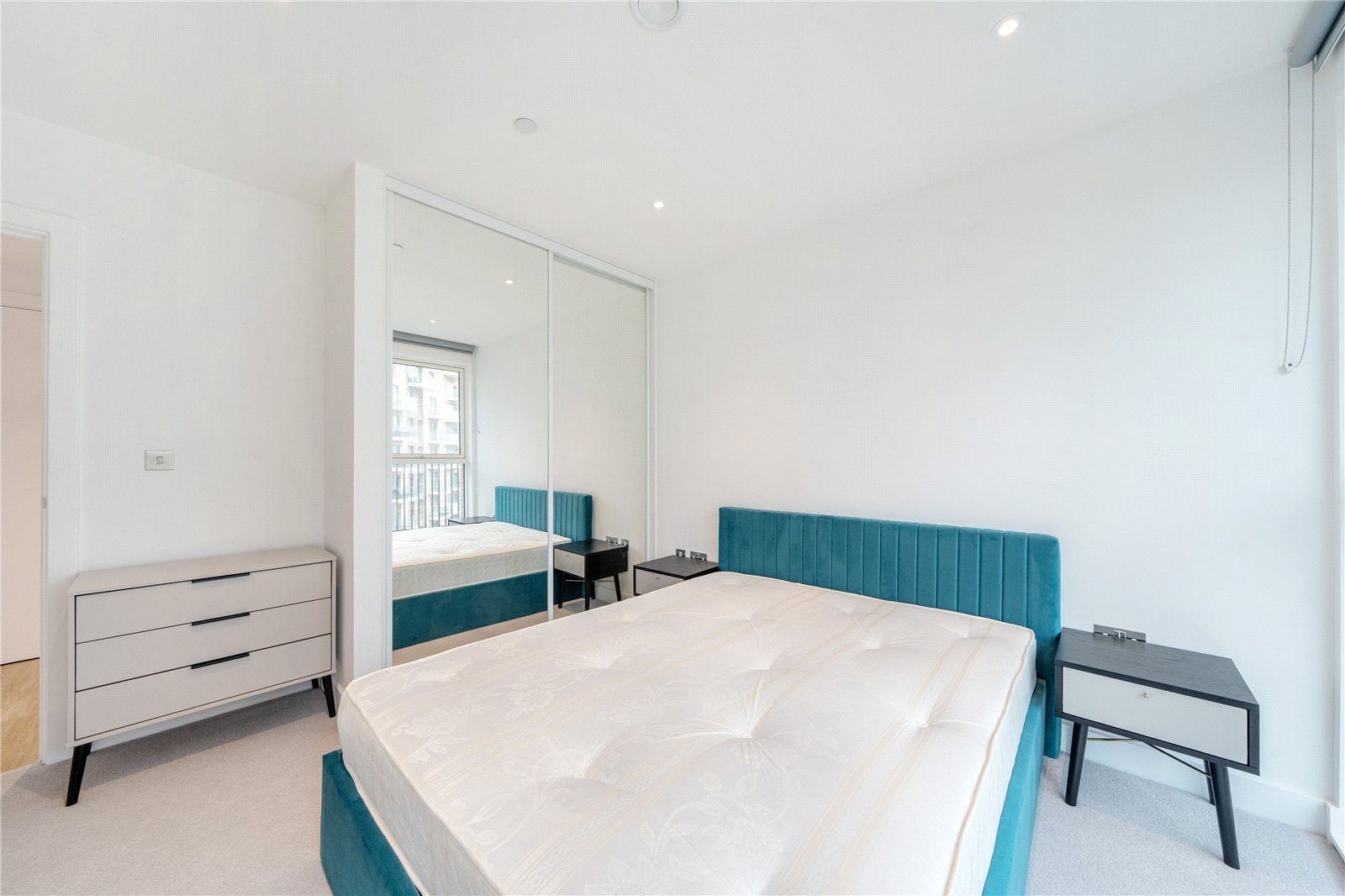 Flat Henley Cross in Greater London