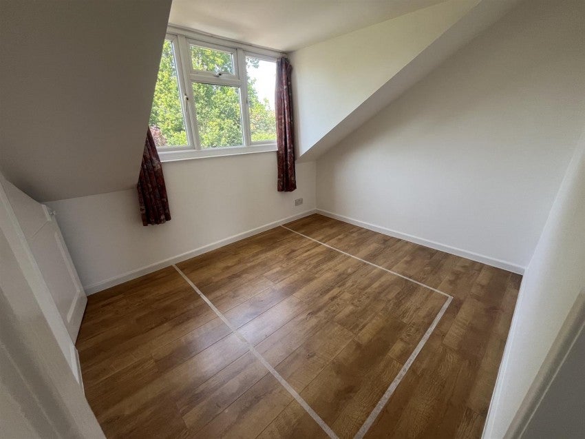 Flat Larkhill Road in Vale of White Horse