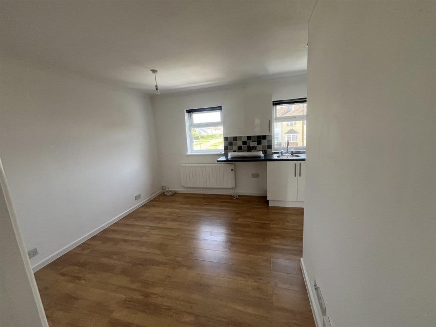 Flat Larkhill Road in Vale of White Horse