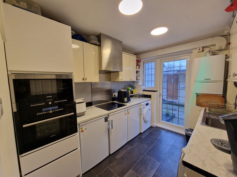 Room Orchid Close in Greater London