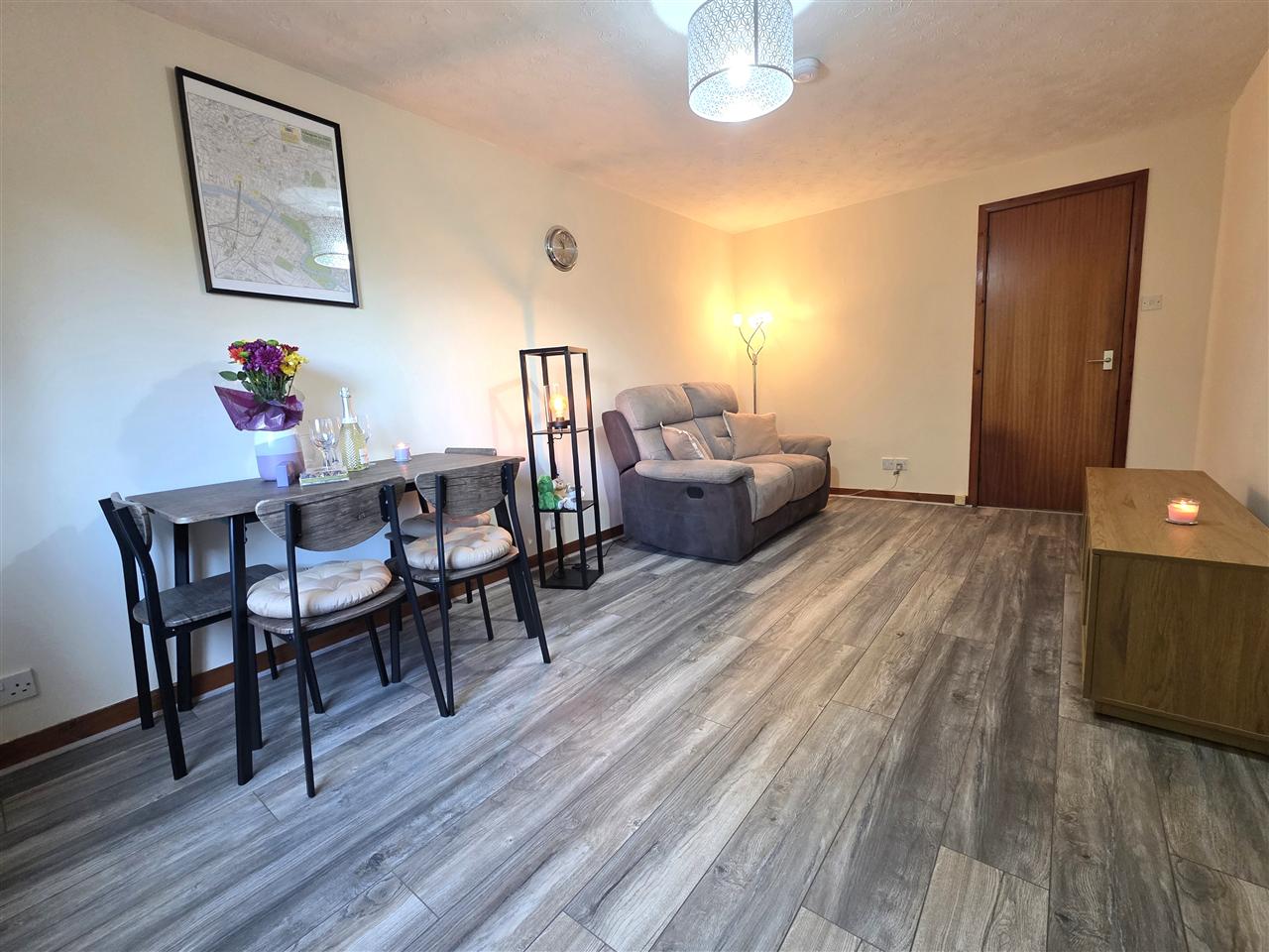 Flat Dyce Lane in Glasgow