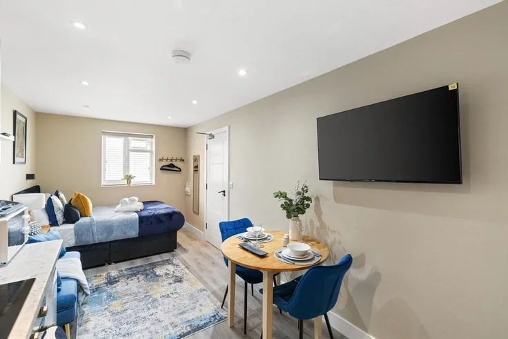 Flat Runnymede Gardens in Greater London