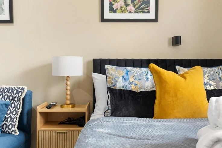 Flat Runnymede Gardens in Greater London