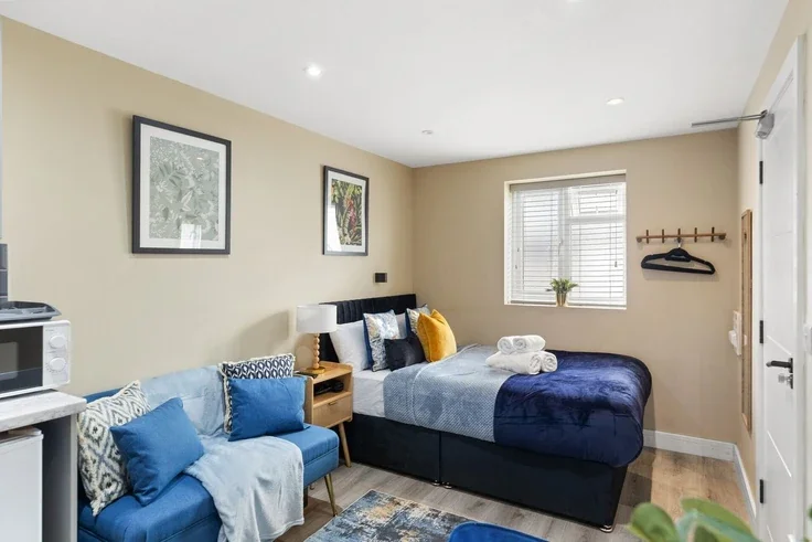 Flat Runnymede Gardens in Greater London