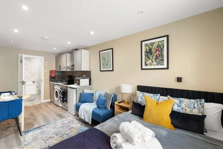Flat Runnymede Gardens in Greater London