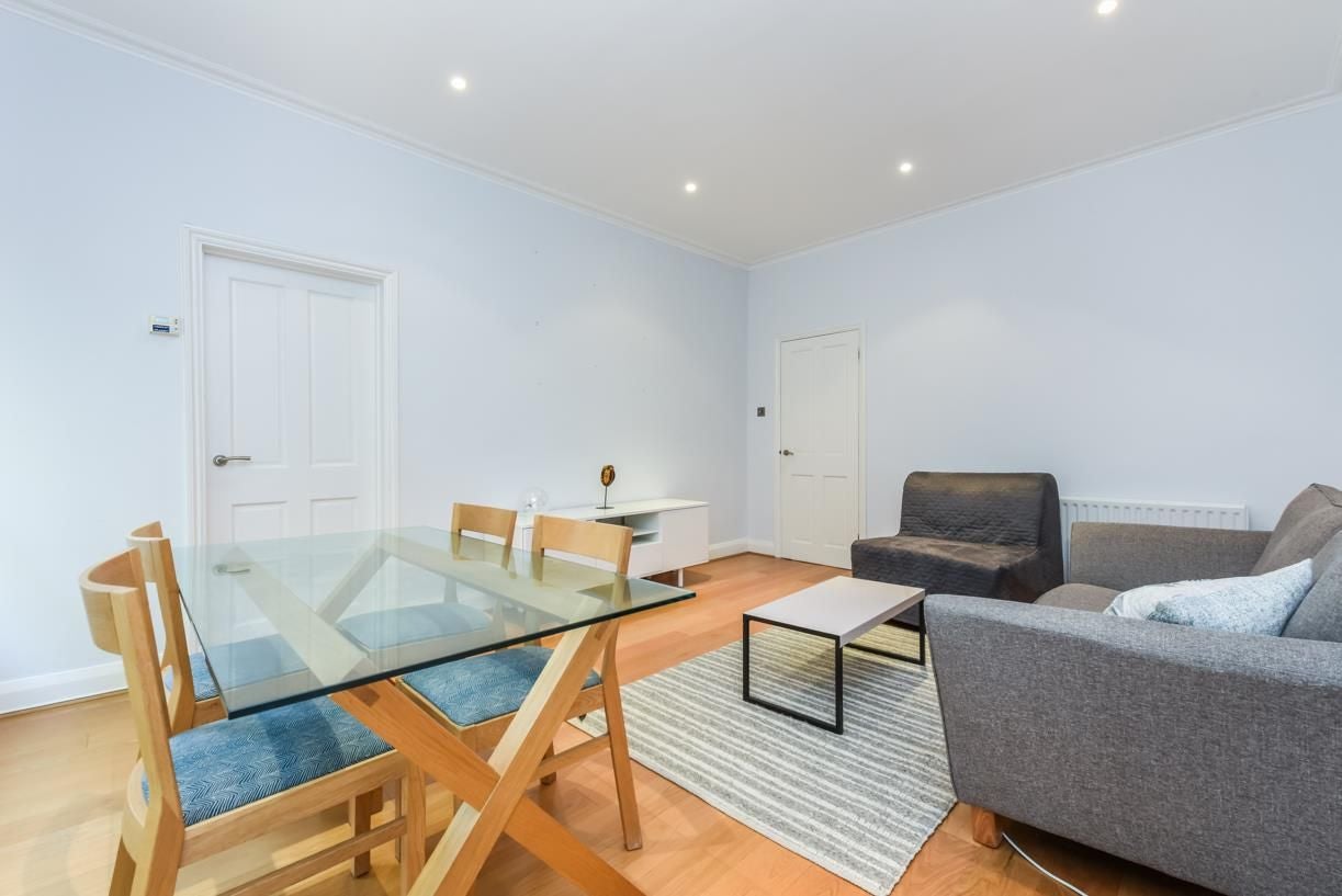 Flat Cornwall Gardens in Greater London